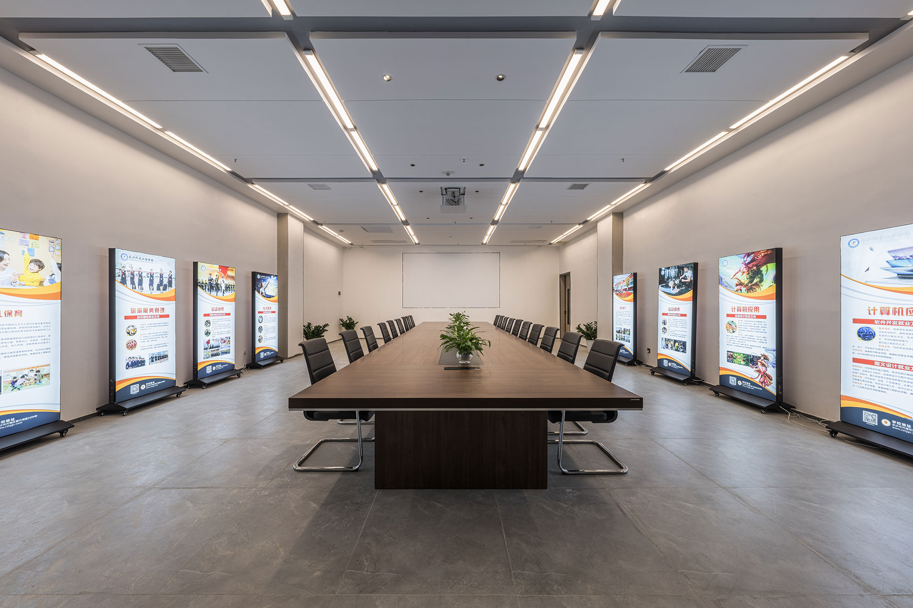 辦公區(qū)及部分室內(nèi)區(qū)域