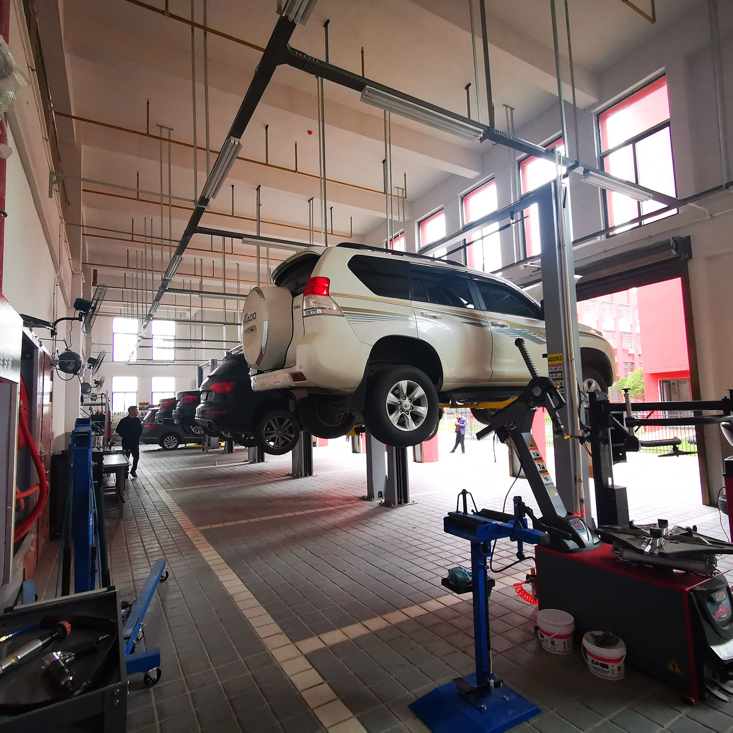 校辦汽修廠(chǎng)內(nèi)景