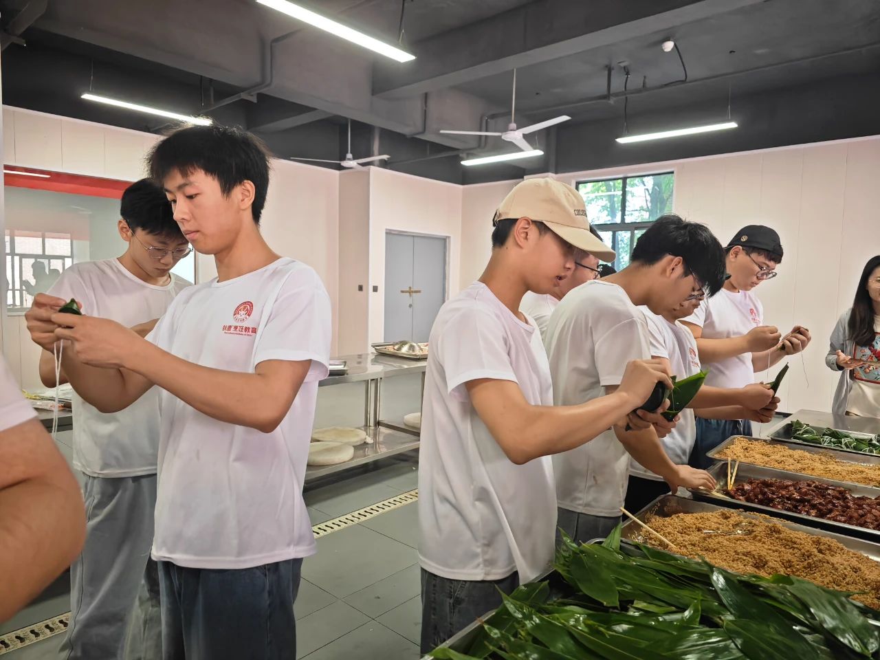 粽香傳技顯匠心，文化傳承展風(fēng)采 | 長(zhǎng)沙科技工程學(xué)校&ldquo;迎端午&middot;包粽子&rdquo;活動(dòng)圓滿舉行
